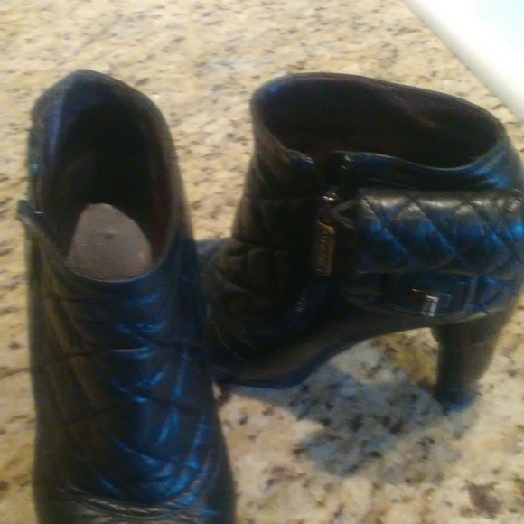 ***Authentic***Channel Quilted Gorgeous Booties - Picture 2 of 8
